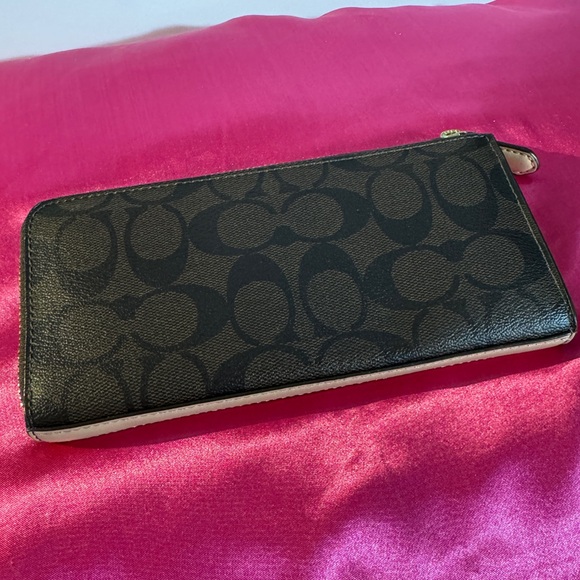 COACH Brown Signature Zippered Wallet 8 card slots (Like New) App size 7.5”x4” - Picture 2 of 9